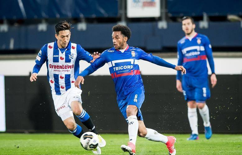 初成名于阿 初成名于阿